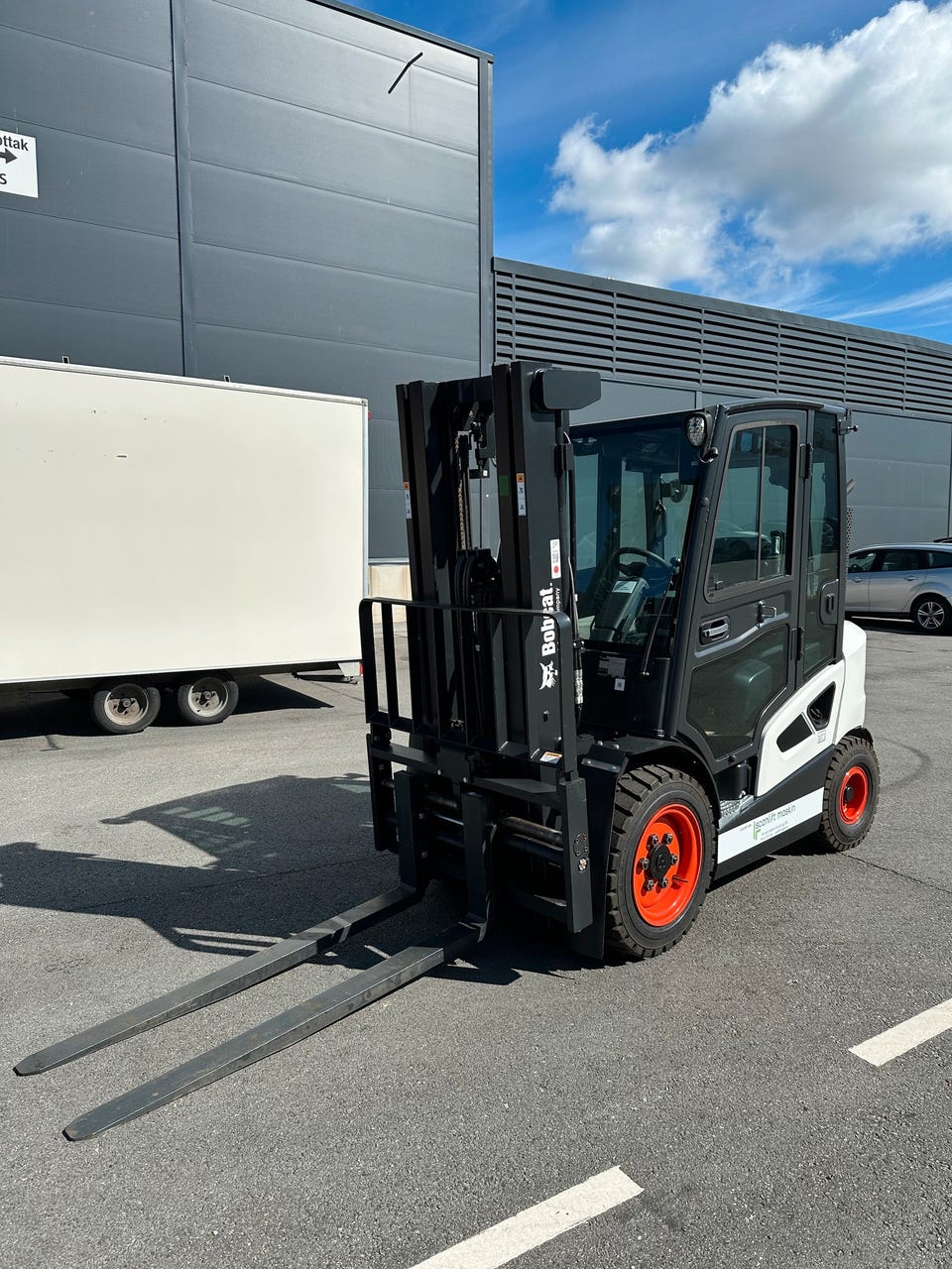77f4c758-4910-483e-91a2-239ec124d4ea Camion Bobcat 2,5T – Image 1